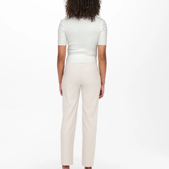 ONLY - White cropped top with decorative buttons - Picture 2 of 6